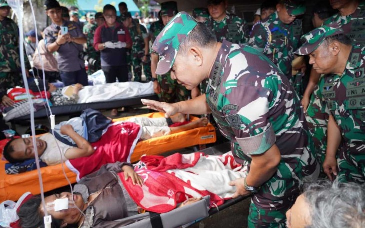 Kasad Jenderal TNI Dudung Abdurachman saat menjenguk korban gempa Cianjur 