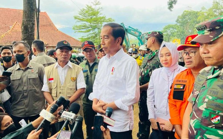 Presiden Joko Widodo menyampaikan keterangannya kepada awak media di lokasi bencana gempa Cianjur 