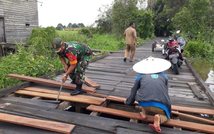 Karya bakti perbaikan jembatan 