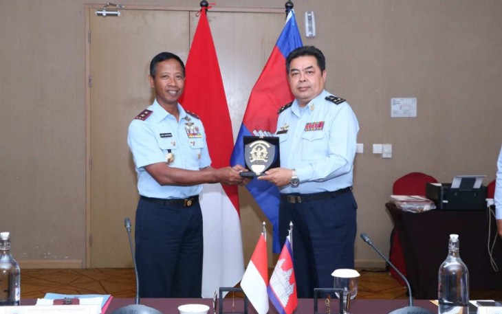 Dankoharmatau Marsda TNI Eddy Supriyono saat menerima cenderamata delegasi Tentara Angkatan Udara Kamboja di Bandung 