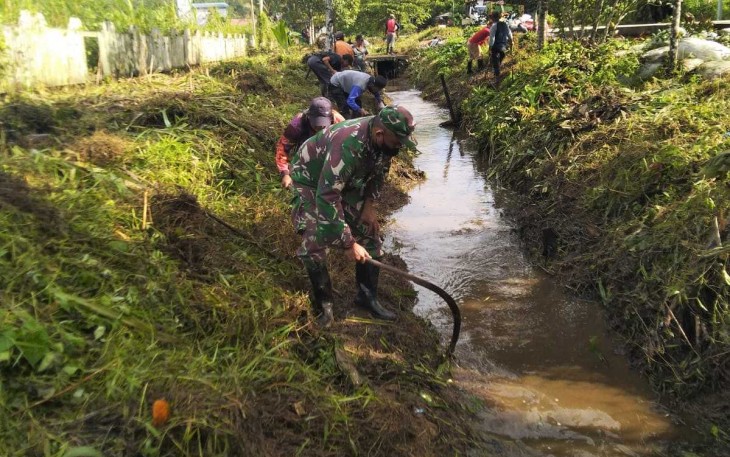 Pembersihan saluran air di wilayah binaan 