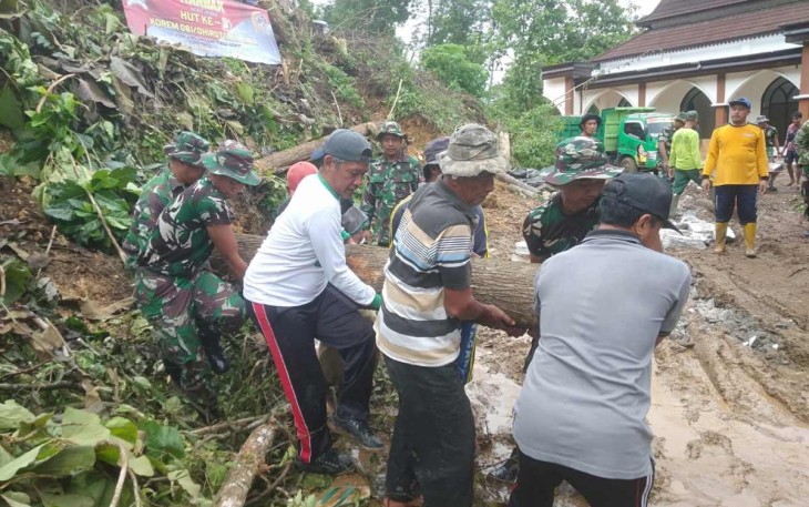 Karya bakti bersihkan material longsor bersama masyarakat 