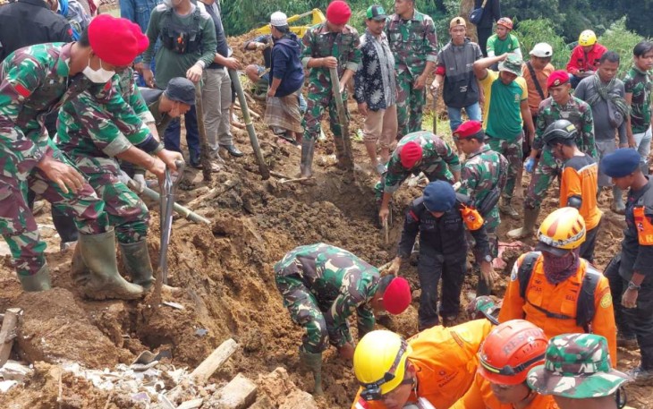 Penyelamatan bayi usia lima bulan oleh tim evakuasi bencana Kopassus 
