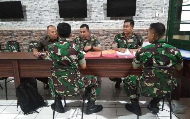 Tim Aswas Staf Intelijen Angkatan Darat saat memeriksa Yonif 511/DY