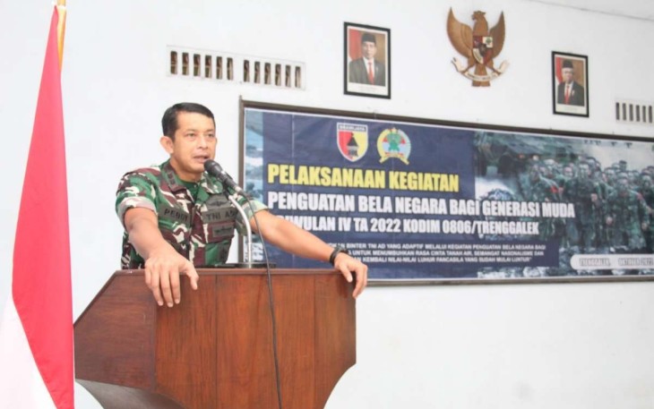 Dandim 0806/Trenggalek Letkol Kav Peddy Adi Prasetyo saat memberikan materi bela negara 