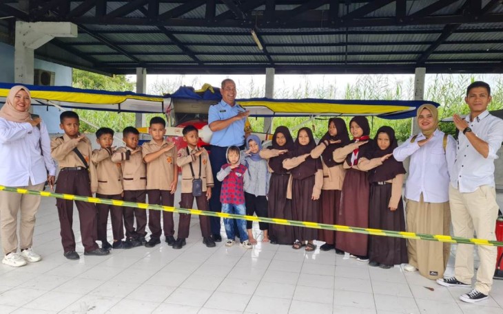 Foto bersama background pesawat terbang