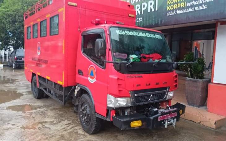 Kendaraan truk BPBD Provinsi Sumatera Barat memuat 1,3 ton paket rendang untuk warga terdampak gempabumi Cianjur Jumat (25/11).
