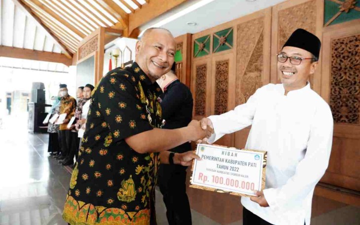 Pj Bupati Pati serahkan bantuan dana hibah Pemkab Pati