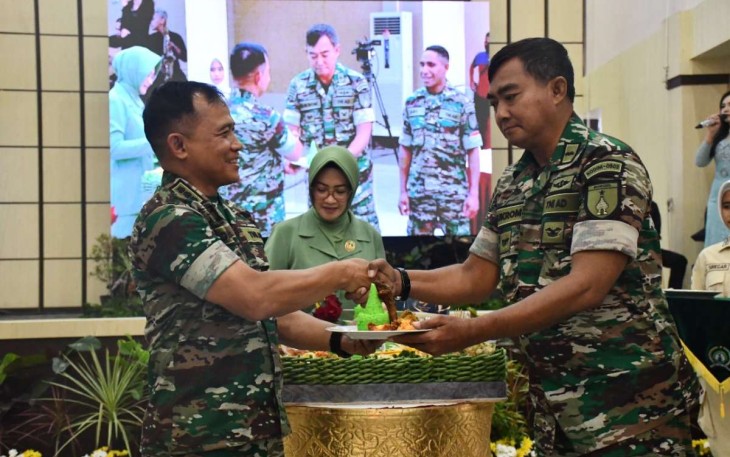 Danrem 081/DSJ Kolonel Inf Deni Rejeki saat memberikan nasi tumpeng HUT Korem 081/FSJ