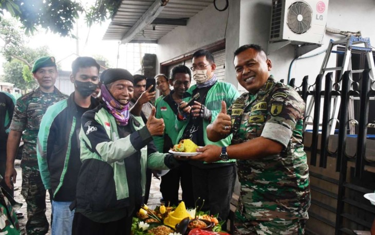 Nasi tumpeng HUT Korem 081/DSJ 