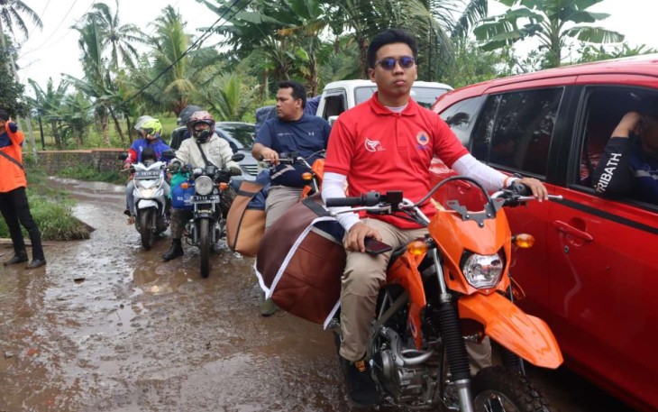 Petugas BNPB distribusikan bantuan untuk korban gempa Cianjur 