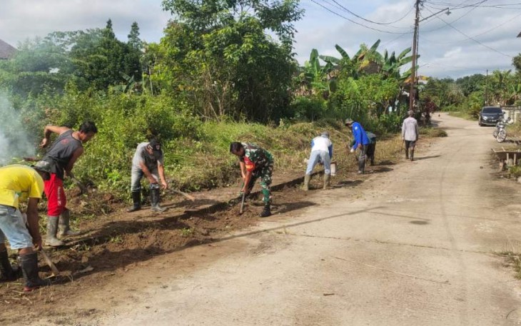 Gotong royong bersihkan jalan desa binaan