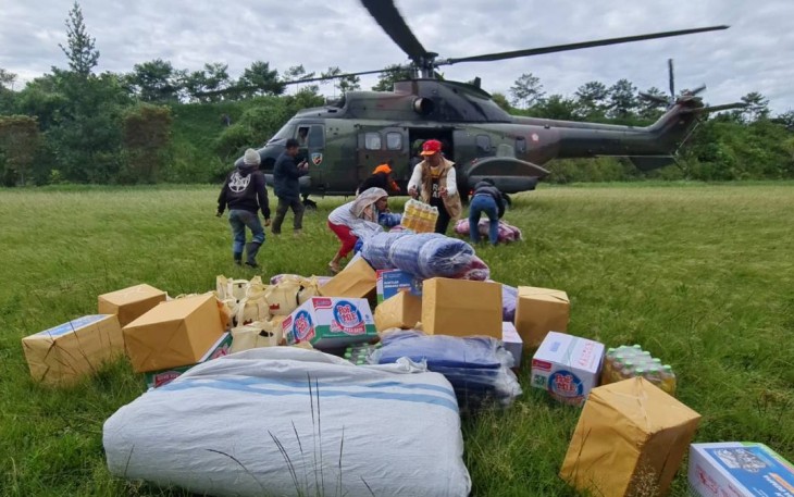 Helikopter Super Puma Lanud Atang Sendjaja pengangkut bantuan sosial gempa Cianjur. Minggu (27/11)
