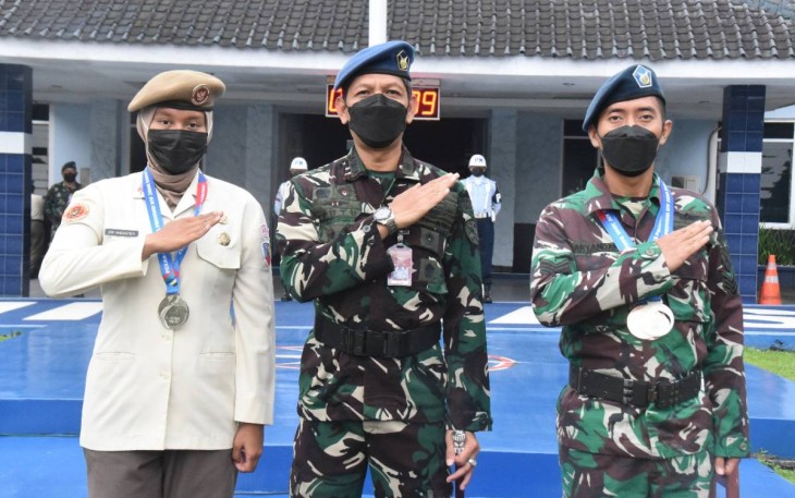 Danlanud Husein Sastranegara Kolonel Pnb I Gusti Putu Setia bersama atlet terbang layang peraih medali di Porpov Jabar ke XIV. Senin (28/11) 