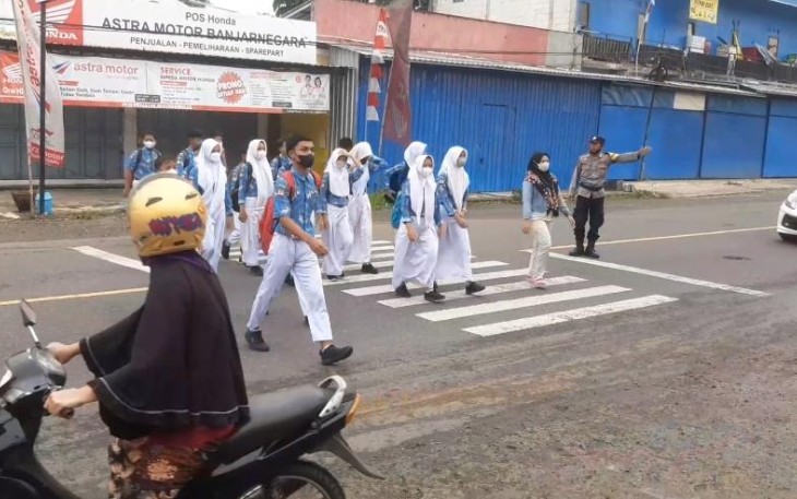 Tugas mulia bapak Polisi bantu menyeberangkan anak berangkat sekolah di wilayah Polres Banjarnegara. Senin (28/11)