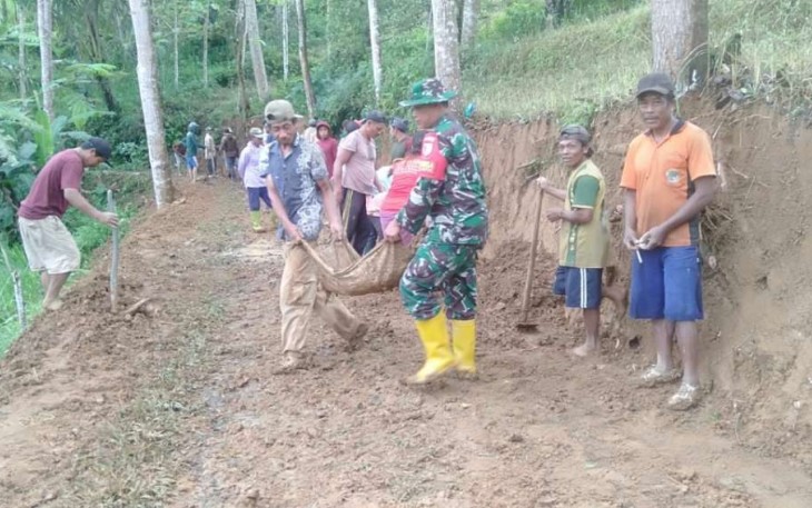 Karya bakti pelebaran jalan desa binaan