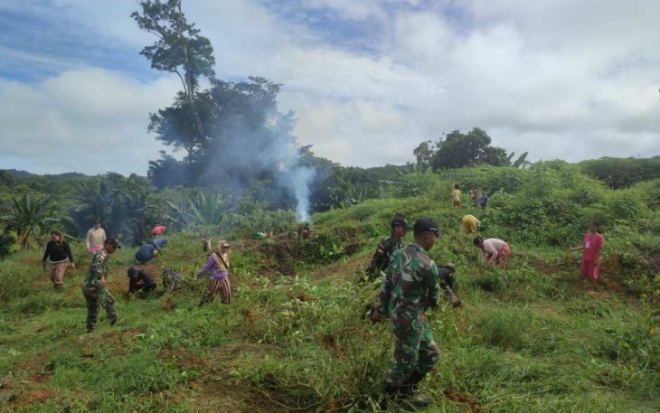 Buka lahan pertanian bersama warga perbatasan 