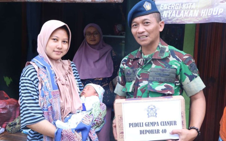 Dansatgas Koharmatau Peduli Gempa Letkol Sus M Deni Abdullah saat memberikan bantuan. Selasa (29/11)