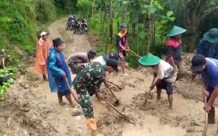 Bersihkan material longsor bersama warga binaan