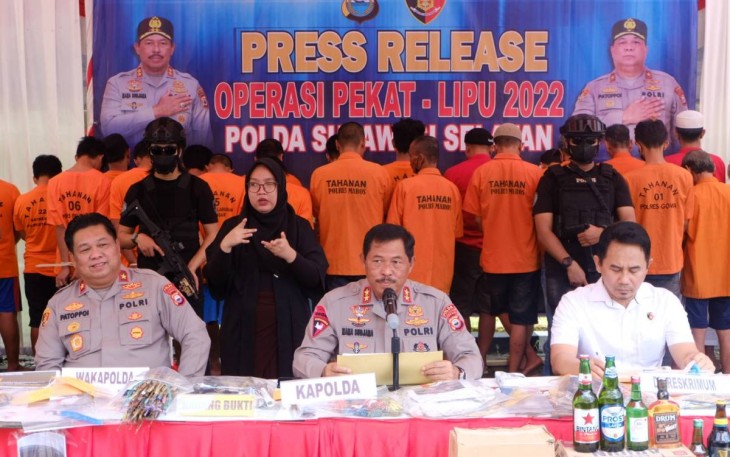 Kapolda Sulsel Irjen Pol Drs Nana Sudjana saat konferensi pers di Mapolda, Rabu (30/11)