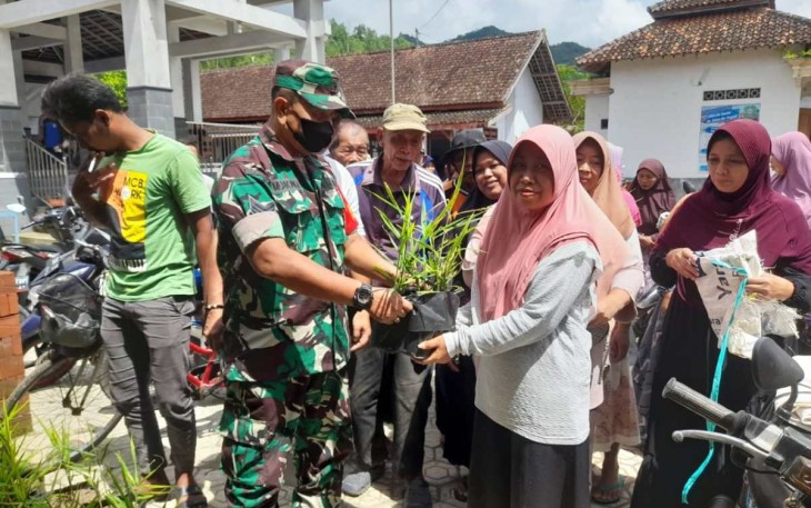 Penyerahan bibit jahe merah warga binaan