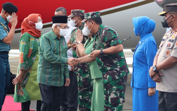 Pangkoarmada III Laksamana Muda TNI Irvansyah saat menyambut Wapres KH Ma'ruf Amin di bandara Utarom Kaimena. Rabu (30/11)