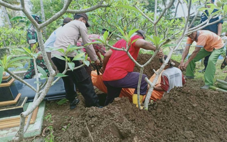 Pemakaman mayat perempuan tanpa identitas 