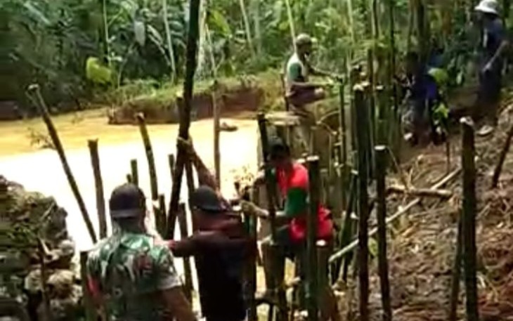Gotong-royong perbaiki tanggul sungai