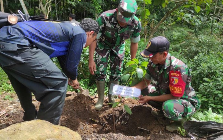Peltu Suyanto tanam pohon alpukat di desa Bodag