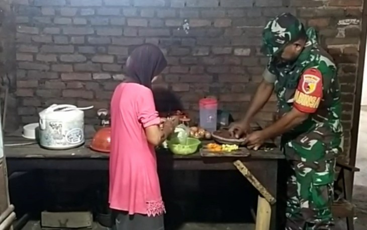 Serda Suyadi mengulek sambel 