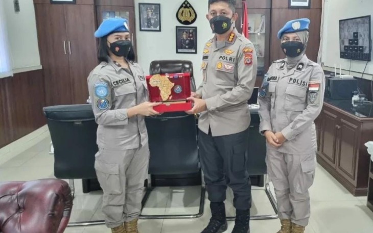 Kapolrestabes Medan Kombes Valentino Alfa Tatareda menerima cinderamata