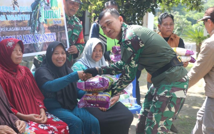Dandim 0807/Tulungagung Letkol Czi Nooris Agus Rinanto memberikan bantuan sembako warga