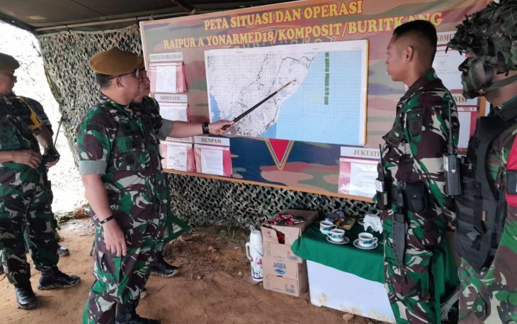 Danpussenarmed Mayjen TNI Yudhy Chandra Jaya memberikan pengarahan tempur prajurit Yonarmed 18 Komposit, Sabtu (3/12)
