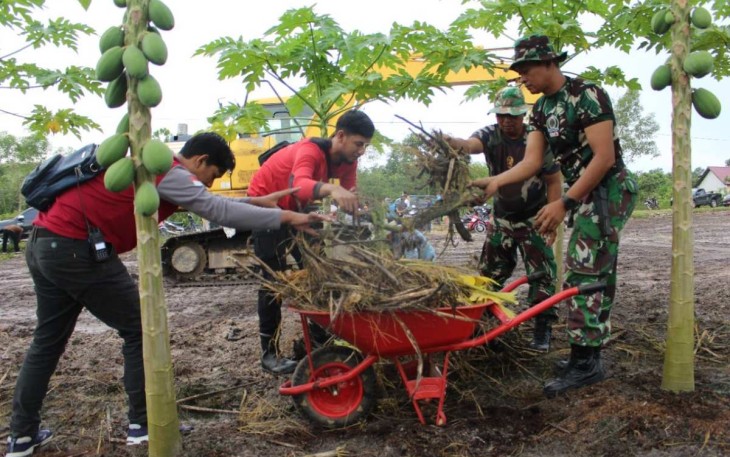 Pembersihan areal kebun percontohan Kopka Gampang RT 07 Desa Giripurwa Kecamatan Penajam, Minggu (4/12)