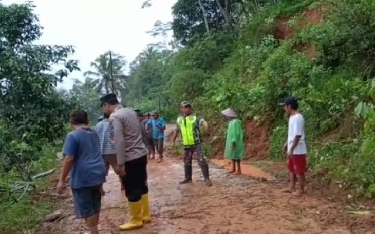 Bersihkan jalan desa bersama masyarakat binaan