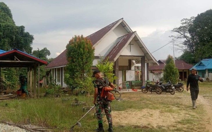 Pembersihan lingkungan gereja perbatasan 