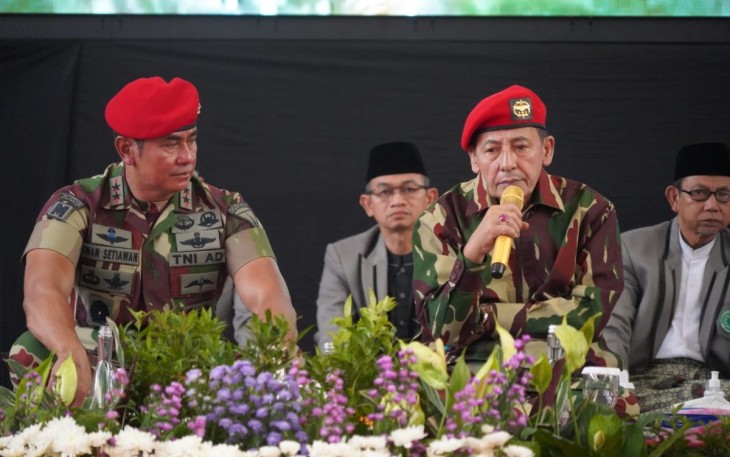 Danjen Kopassus Mayjen TNI Iwan Setiawan saat menerima tausiah Habib Luthfi bin Yahya di Gedung Olahraga Nanggala Kopassus Cijantung, Minggu (4/12)