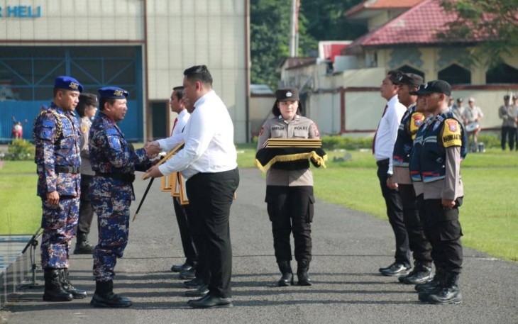 Kapolda Jatim Irjen Pol Toni Harmanto saat memberikan penghargaan personel berprestasi. Senin (5/12)