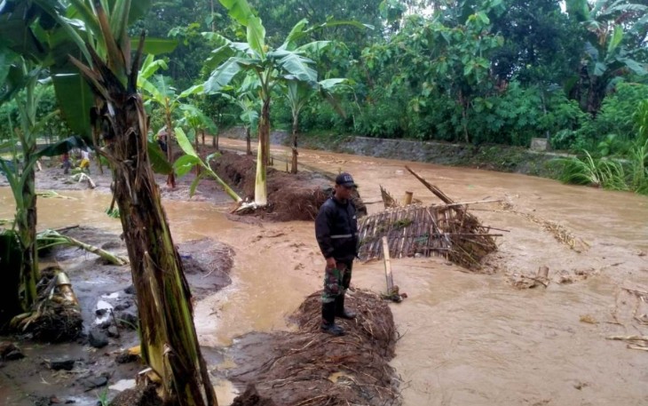 Pengecekan tanggul sungai jebol di wilayah binaan