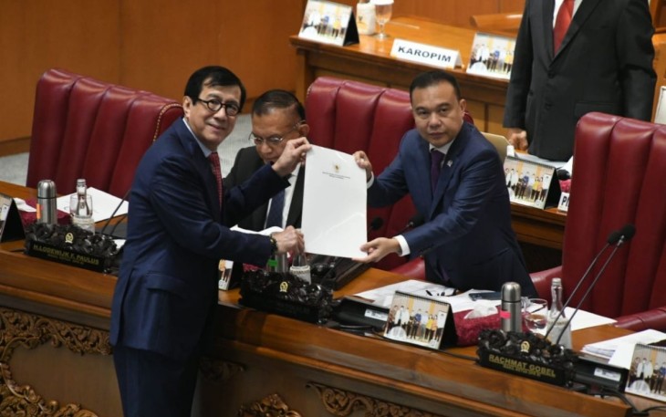 Menkumham RI Yasonna H Laoly saat menerima pengesahan RUU KUHP dalam rapat paripurna DPR RI. Selasa (6/12)