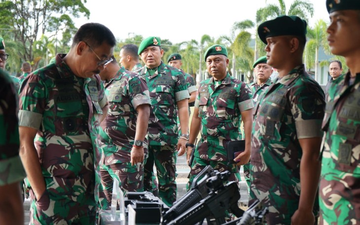 Pangdam XII/Tpr memeriksa alkap kesiapan penugasan