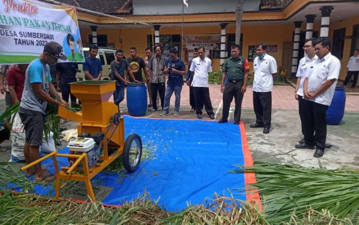 Pelatihan Pengolahan Pakan Ternak Warga Desa Binaan