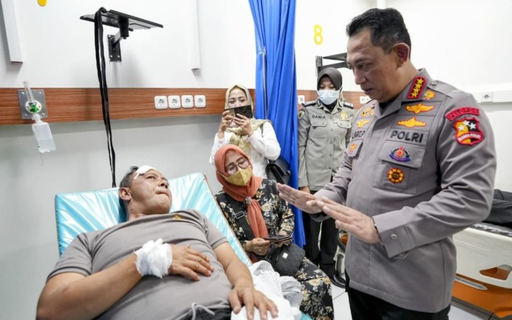 Kapolri Jenderal Listyo Sigit Prabowo saat menjenguk korban bom bunuh diri Polsek Astana Anyar di RS Immanuel Bandung, Rabu (7/12)