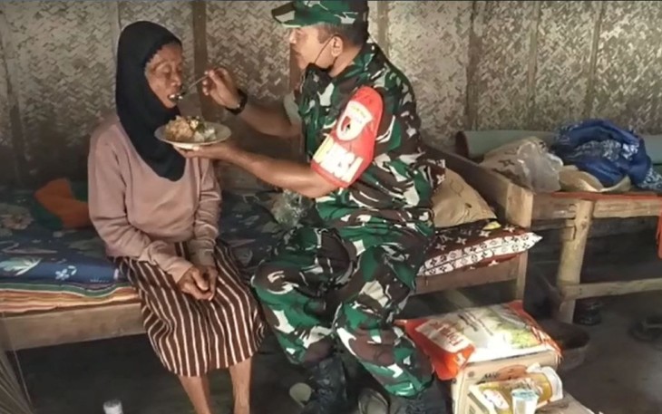 Wujud kepedulian Babinsa suapi makan warganya yang sakit