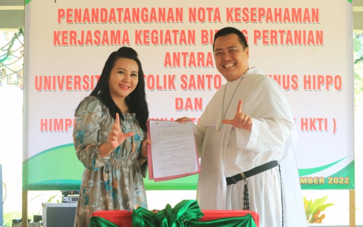 Ketua HKTI Kabupaten Landak Karolin Margret Natasa saat MoU Unika Hippo 