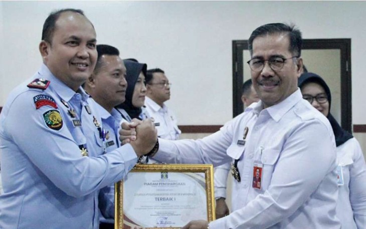 Kakanwil Kemenkumham Bengkulu Erfan saat memberikan penghargaan lapas Bengkulu, Rabu (7/12)