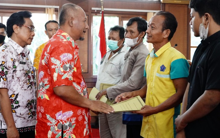 Pj Bupati Pati menyerahkan santunan kematian secara simbolis