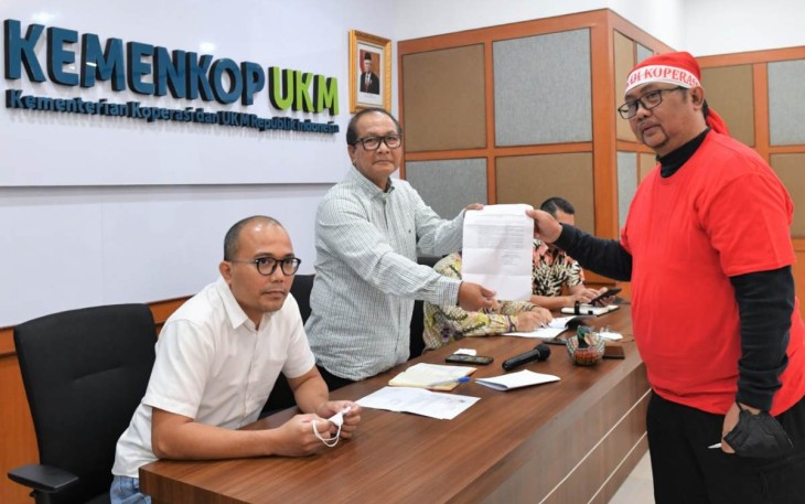 SeskemenkopUKM Arif Rahman saat menerima aspirasi publik