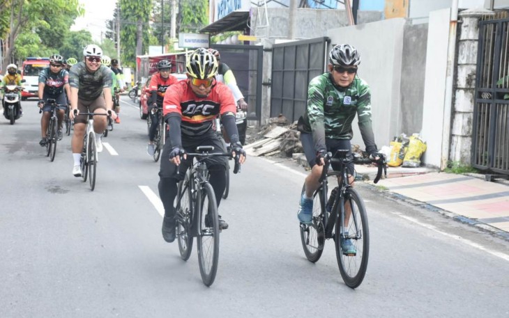 Dandim 0803/Madiun Letkol Inf Meina Helmi saat gowes