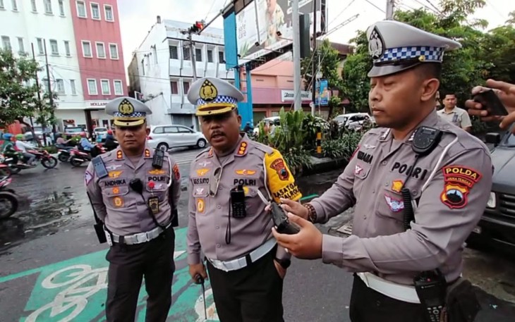 Dirlantas Polda Jateng Kombes Pol Agus Suryo Nugroho saat memantau lalin dengan drone